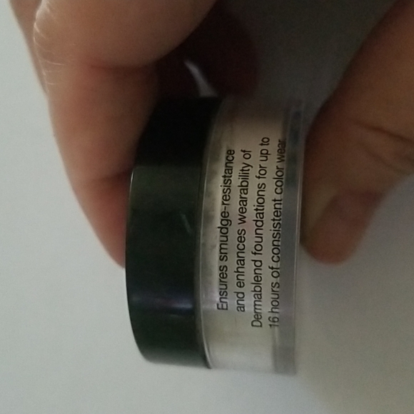 2 Dermablend Loose Setting Powder - Picture 2 of 3